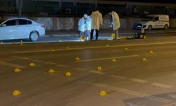 İSTANBUL - Seyir halindeki otomobile silahlı saldırıda 2 kişi yaralandı
