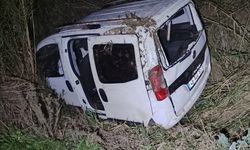 İZMİR - Devrilen hafif ticari araçtaki 5 kişi yaralandı