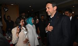 İZMİR - Enerji ve Tabii Kaynaklar Bakanı Bayraktar, İzmir'de gençlerle sahur yaptı