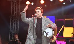 İZMİR - Mustafa Ceceli Kemalpaşa'da konser verdi