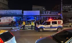 İZMİR - Otomobilin yayalara çarpması sonucu 1 kişi öldü, 1 kişi yaralandı