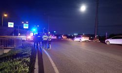 İZMİR - Refüje çarpan otomobilin sürücüsü yaralandı