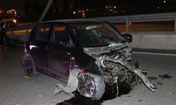 İZMİR - Refüje ve aydınlatma direğine çarpan otomobilin sürücüsü öldü