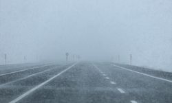 KARS - Kar ve sis nedeniyle ulaşım güçlükle sağlanıyor