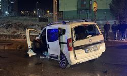 KAYSERİ - İki aracın karıştığı kazada 5 kişi yaralandı