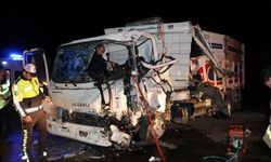 KİLİS - Tırla kamyonetin çarpıştığı kazada 3 kişi yaralandı