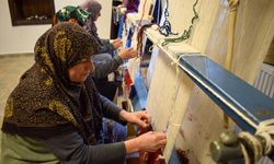 MALATYA - Kadınlar halı dokuyarak üretime katkı sunuyor