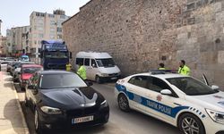 Hatalı park eden araç Sinop trafiğini kilitledi