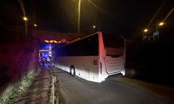 Bolu'da alt geçide sıkışan yolcu otobüsü kurtarıldı