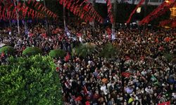 ADANA - Büyükşehir Belediye Başkanı Karalar, belediye önünde vatandaşlara seslendi