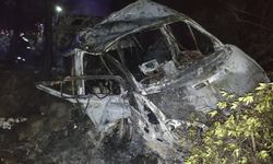 ADANA - Uçuruma devrilip yanan minibüsteki 3 kişi öldü, 18 kişi yaralandı