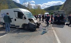 Bolu'da iki panelvan çarpıştı, 3'ü ağır 15 kişi yaralandı