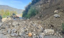 Karabük'te heyelan nedeniyle mahalle yolu ulaşıma kapandı