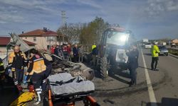 Samsun'da otomobil traktörün römorkuna çarptı, 1 kişi öldü, 1 kişi yaralandı