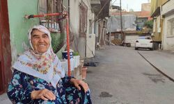 83 yaşındaki Fatma teyze her gün evinin önünü süpürerek örnek oluyor