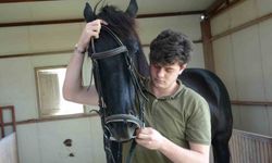 Adana’da üniversite öğrencileri biniciliği eski yarış atlarıyla öğreniyor