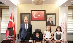 Ağrı’da Vali Mustafa Koç, koltuğunu 2’nci sınıf öğrencisine devretti