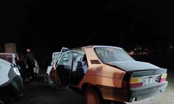 Burdur’da otomobiller kafa kafaya çarpıştı: 1’i çocuk 4 yaralı