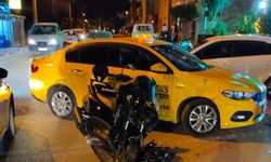 Ticari taksi ile motosikletin çarpıştı: 4 yaralı