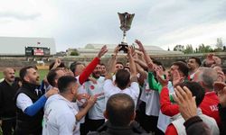 Yalovaspor şampiyonluk kupasını kaldırdı