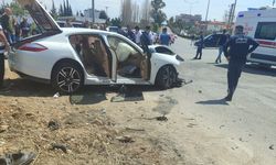 ANTALYA - Midibüs ve otomobilin çarpışması sonucu 29 kişi yaralandı