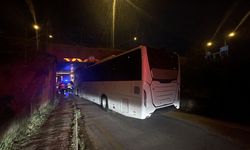 BOLU - Alt geçide sıkışan yolcu otobüsü kurtarıldı