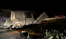 DİYARBAKIR - Otomobil ile kamyonetin çarpışması sonucu 13 kişi yaralandı