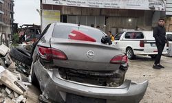 DÜZCE - İş yerinin önündeki mermerlere çarpan otomobilin sürücüsü yaralandı