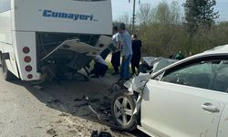 DÜZCE - Otomobil yolcu midibüsüne çarptı, 2 kişi yaralandı