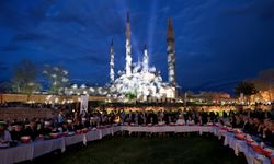 EDİRNE - Balkanlar'ı buluşturan Selimiye Meydanı'ndaki iftara 5 bin kişi katıldı