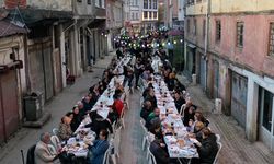 GİRESUN - Mahalleli fazladan yaptığı yemekleri sokakta kurulan iftar sofrasında paylaşıyor