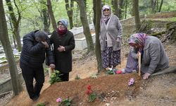 İSTANBUL - Ailesi, Beşiktaş'taki gece kulübü yangınında ölen Demir'in kabrini ziyaret etti