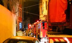 İSTANBUL - Fatih’te 4 katlı binada çıkan yangında 2 kişi yaralandı