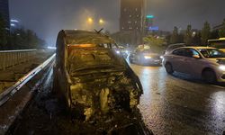 İSTANBUL - Ümraniye'de hafif ticari araçta çıkan yangın söndürüldü