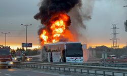 İSTANBUL - Ümraniye’de iki yolcu otobüsü yandı