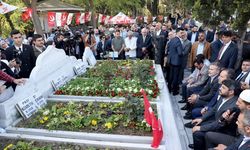 İSTANBUL - Yeniden Refah Partisi Genel Başkanı Erbakan, babasının kabrini ziyaret etti