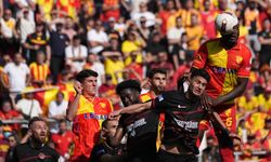 İZMİR - Göztepe taraftarı, Süper Lig kutlamasına stat dışında da devam etti (2)