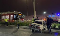 KAYSERİ - Tramvay yoluna giren otomobildeki 2 kişi yaralandı