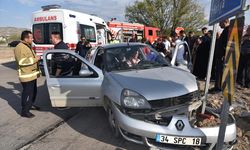 KIRIKKALE - 2 otomobil çarpıştığı kazada 4 kişi yaralandı