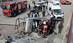 MALATYA - İstinat duvarına çarpıp okul bahçesine düşen aracın sürücüsü yaralandı