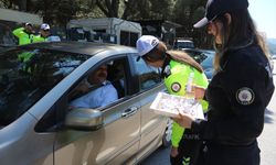 MANİSA - Polis sürücü ve yolcuların bayramını kolonya ve şekerle kutladı