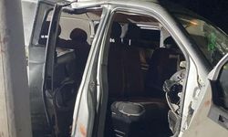 MERSİN - Elektrik direğine çarpan panelvandaki 2 kişi öldü, 3 kişi yaralandı