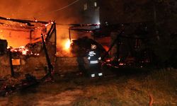 SAMSUN - Yangında iki katlı ahşap ev ile samanlık ve depo yandı