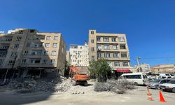 ŞANLIURFA - Ağır hasarlı binaların yıkımı devam ediyor