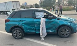 SİVAS - Otomobil ile hafif ticari aracın çarpıştığı kazada 2 kişi yaralandı