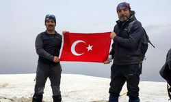 Sinoplu dağcı Türk Bayrağı'nı zirvede dalgalandırdı