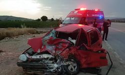 ADANA - Hafif ticari araçla otomobil çarpıştı, 1 kişi öldü, 5 kişi yaralandı
