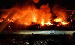 ADANA - Motosiklet üretim tesisinde çıkan yangına müdahale ediliyor (3)