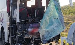 AFYONKARAHİSAR - Yolcu otobüsü ile kamyonet çarpıştı, 17 kişi yaralandı