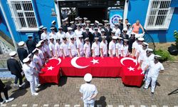 Ordu'da meslek lisesi son sınıf öğrencileri, temsili diplomalarını yüzerek denizden aldı